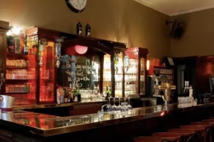Bigger view of authentiek café - bruine kroeg in bistro au casino
